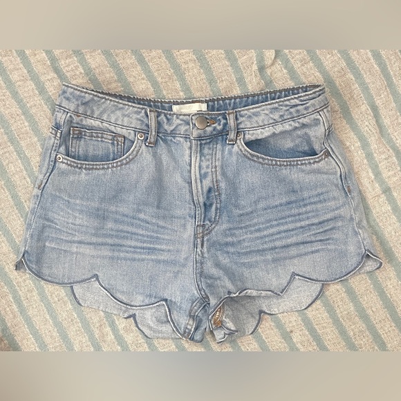 H&M Light Wash Mid Rise Jean Short Shorts - Size 6 - Picture 2 of 4